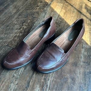 Brown Leather Loafers Hush Puppies 2” Block Heel Suede Insoles Womens 7M